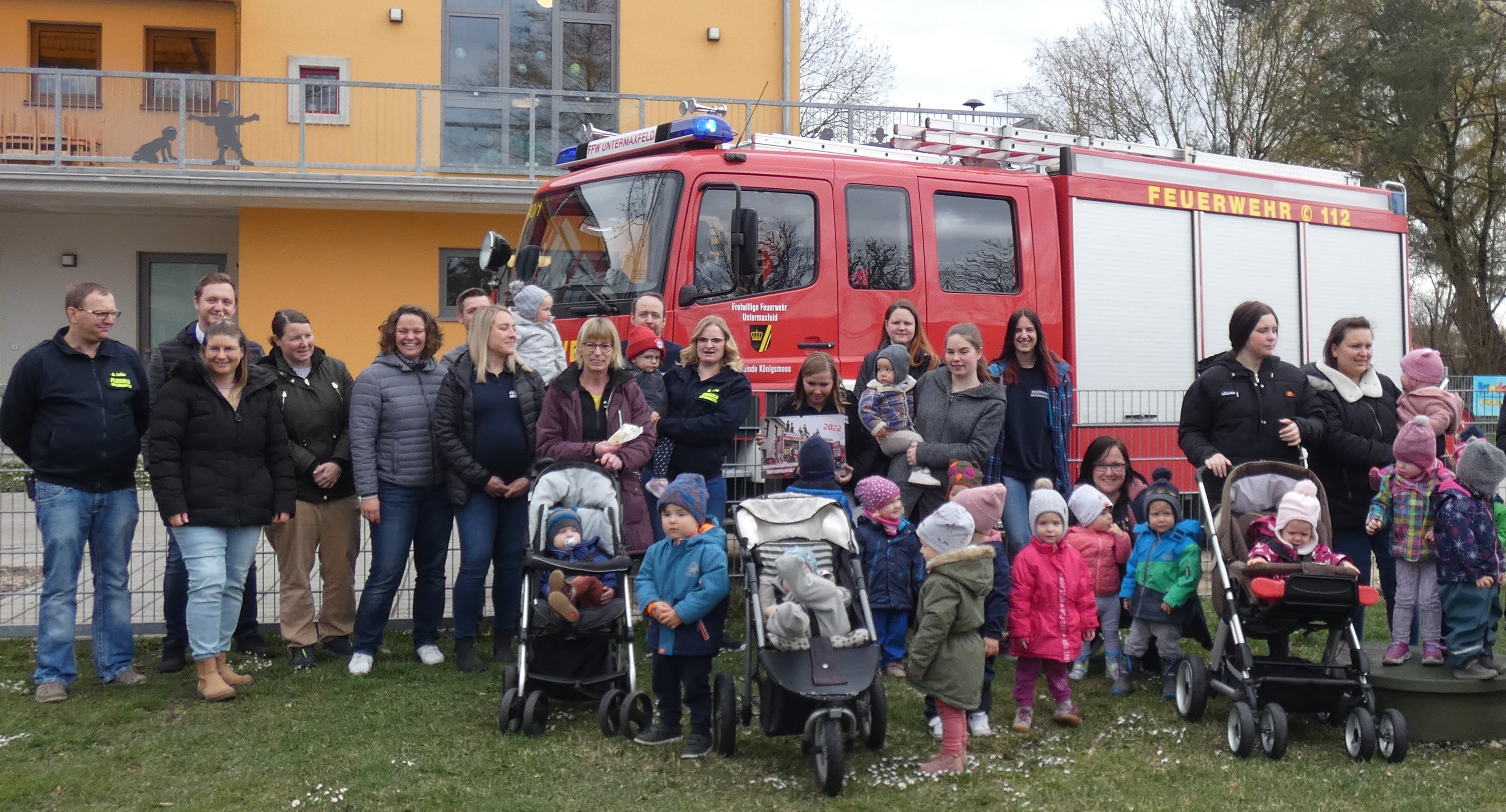 Untermaxfelder Feuerwehrdamen übergeben Spende  an Kinderkrippe und Kindergarten